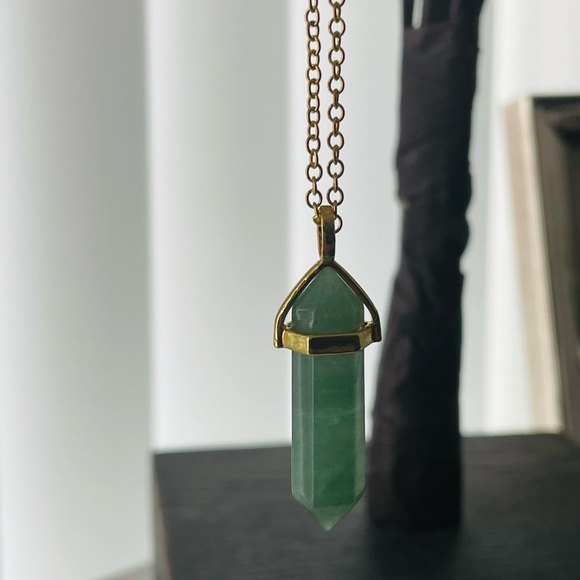 Green Aventurine Crystal Point Necklace - Picture 4 of 4